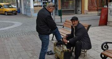 Thumbnail image of man getting his shoes shined in Turkey