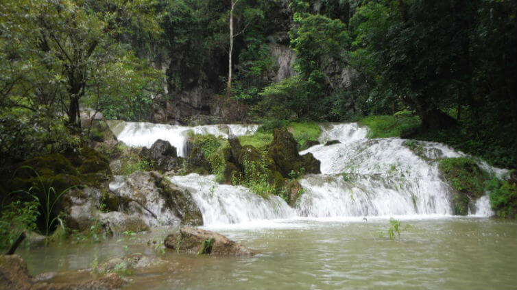 Photo of a small waterfall in the Vietnamese jungle