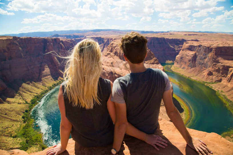 Photo of Stephen & Jess looking out at Horseshoe Bend