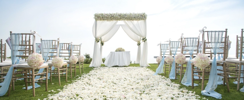 Romantic wedding on the rooftop of the hotel lawn