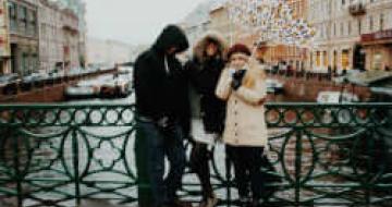 Thumbnail image of Pia & friends standing on a bridge in St Petersburg