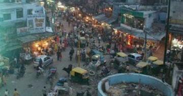 Thumbnail image of busy intersection in India
