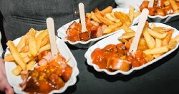 Thumbnail image of Currywurst mit Pommes